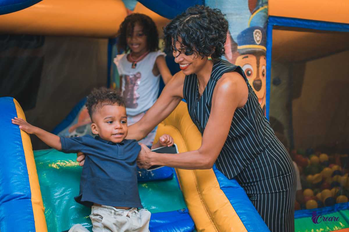 fotografia de aniversário infantil, festa de dois anos de menino. Decoração tema Galinha Pintadinha, festa em casa, fotógrafo em São Bernardo do Campo.
