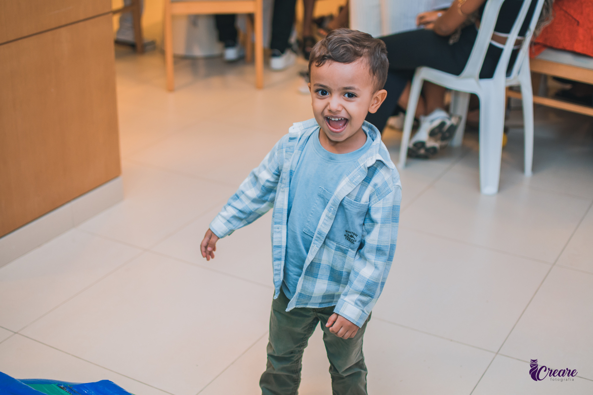 fotografia de aniversário infantil, festa de dois anos de menino. Decoração tema Galinha Pintadinha, festa em casa, fotógrafo em São Bernardo do Campo.