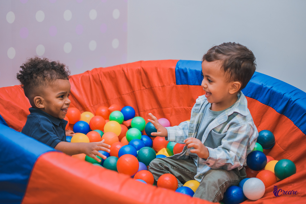 fotografia de aniversário infantil, festa de dois anos de menino. Decoração tema Galinha Pintadinha, festa em casa, fotógrafo em São Bernardo do Campo.