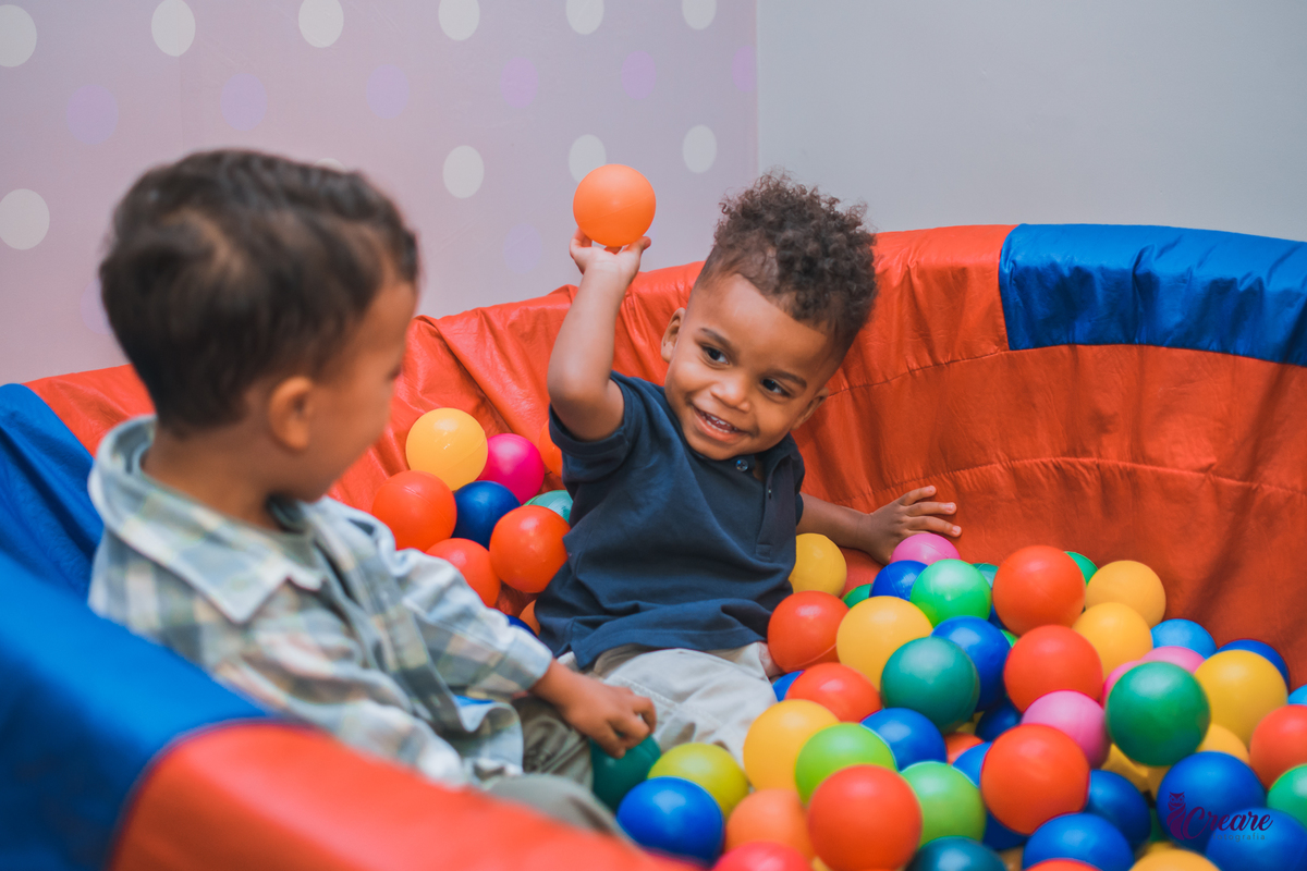 fotografia de aniversário infantil, festa de dois anos de menino. Decoração tema Galinha Pintadinha, festa em casa, fotógrafo em São Bernardo do Campo.