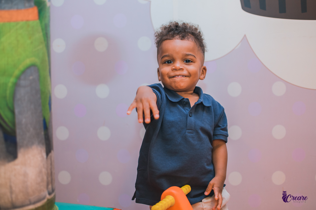 fotografia de aniversário infantil, festa de dois anos de menino. Decoração tema Galinha Pintadinha, festa em casa, fotógrafo em São Bernardo do Campo.