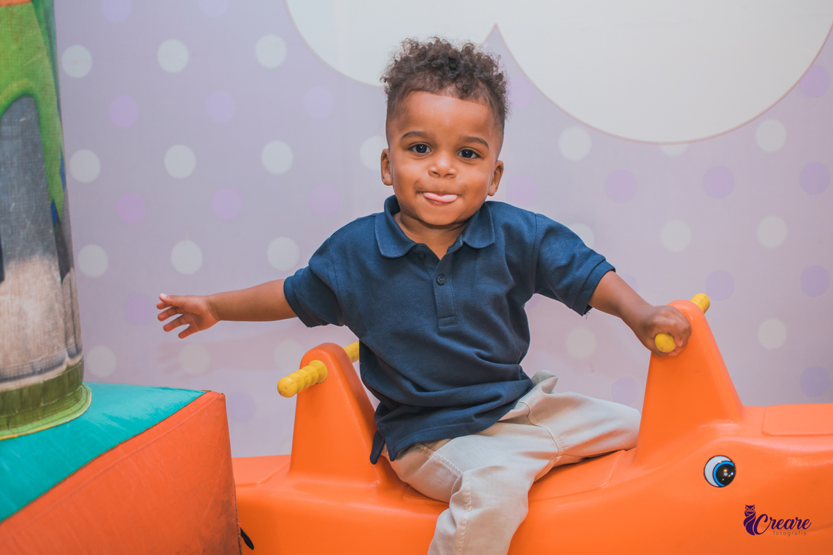 fotografia de aniversário infantil, festa de dois anos de menino. Decoração tema Galinha Pintadinha, festa em casa, fotógrafo em São Bernardo do Campo.