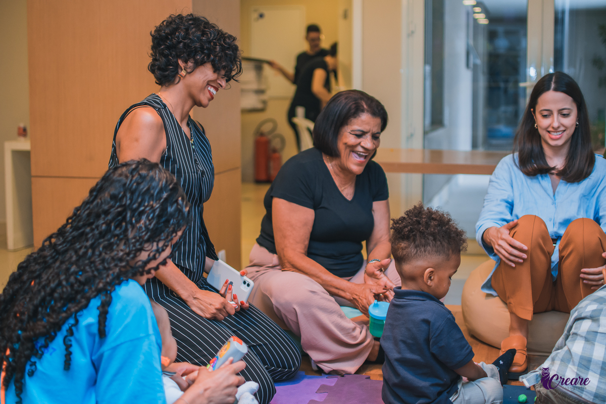 fotografia de aniversário infantil, festa de dois anos de menino. Decoração tema Galinha Pintadinha, festa em casa, fotógrafo em São Bernardo do Campo.