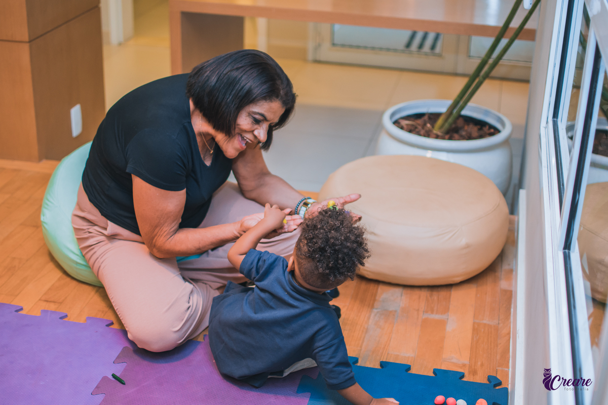 fotografia de aniversário infantil, festa de dois anos de menino. Decoração tema Galinha Pintadinha, festa em casa, fotógrafo em São Bernardo do Campo.