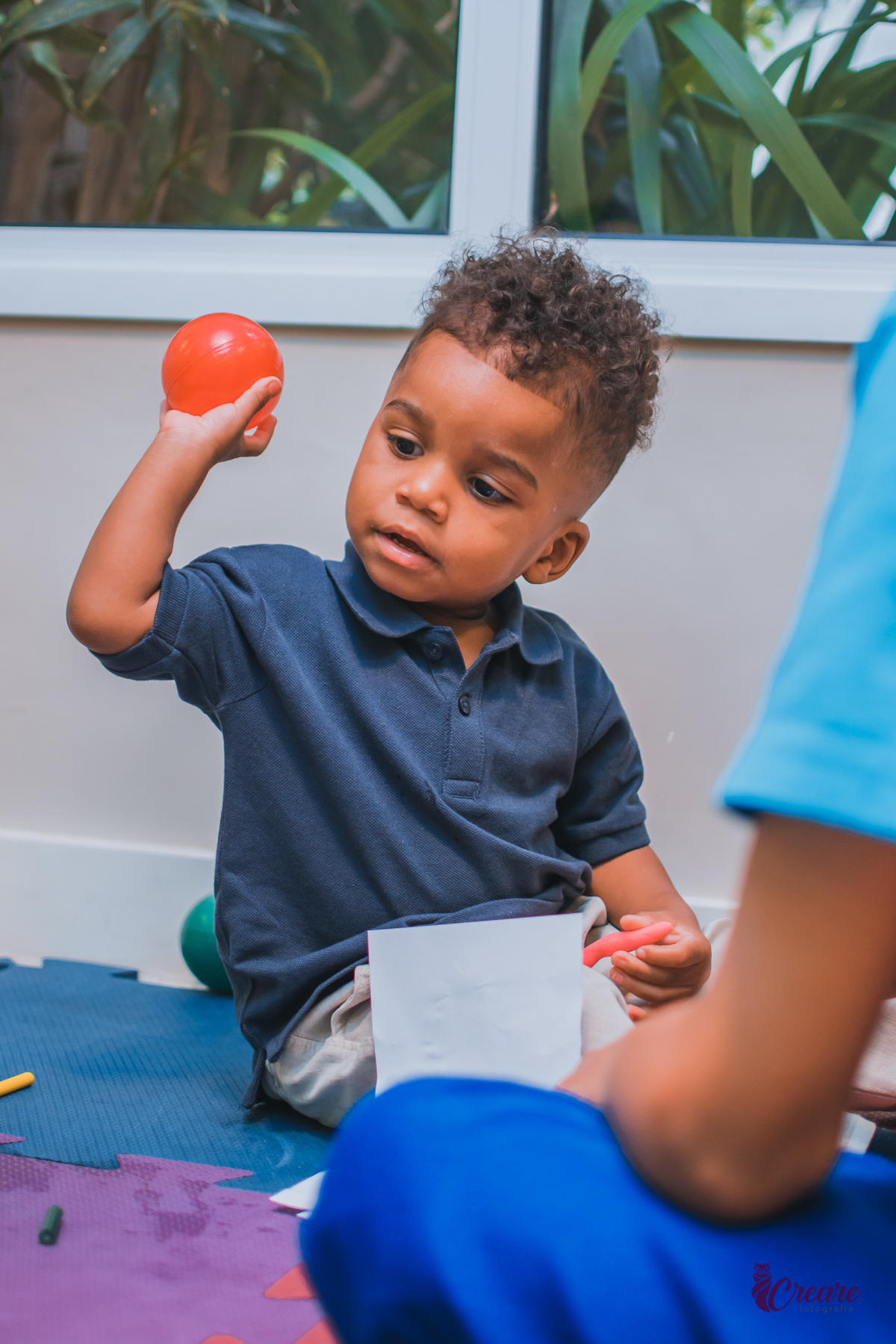 fotografia de aniversário infantil, festa de dois anos de menino. Decoração tema Galinha Pintadinha, festa em casa, fotógrafo em São Bernardo do Campo.