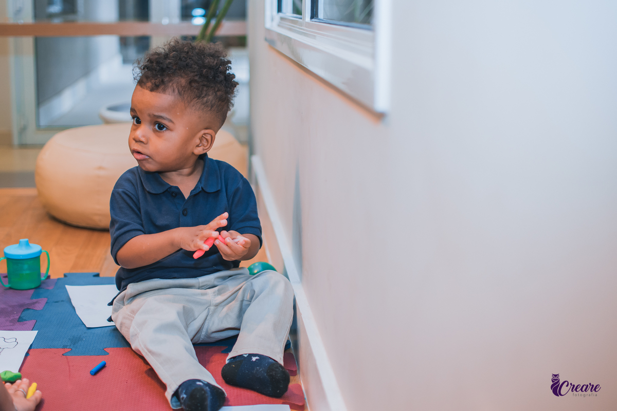 fotografia de aniversário infantil, festa de dois anos de menino. Decoração tema Galinha Pintadinha, festa em casa, fotógrafo em São Bernardo do Campo.