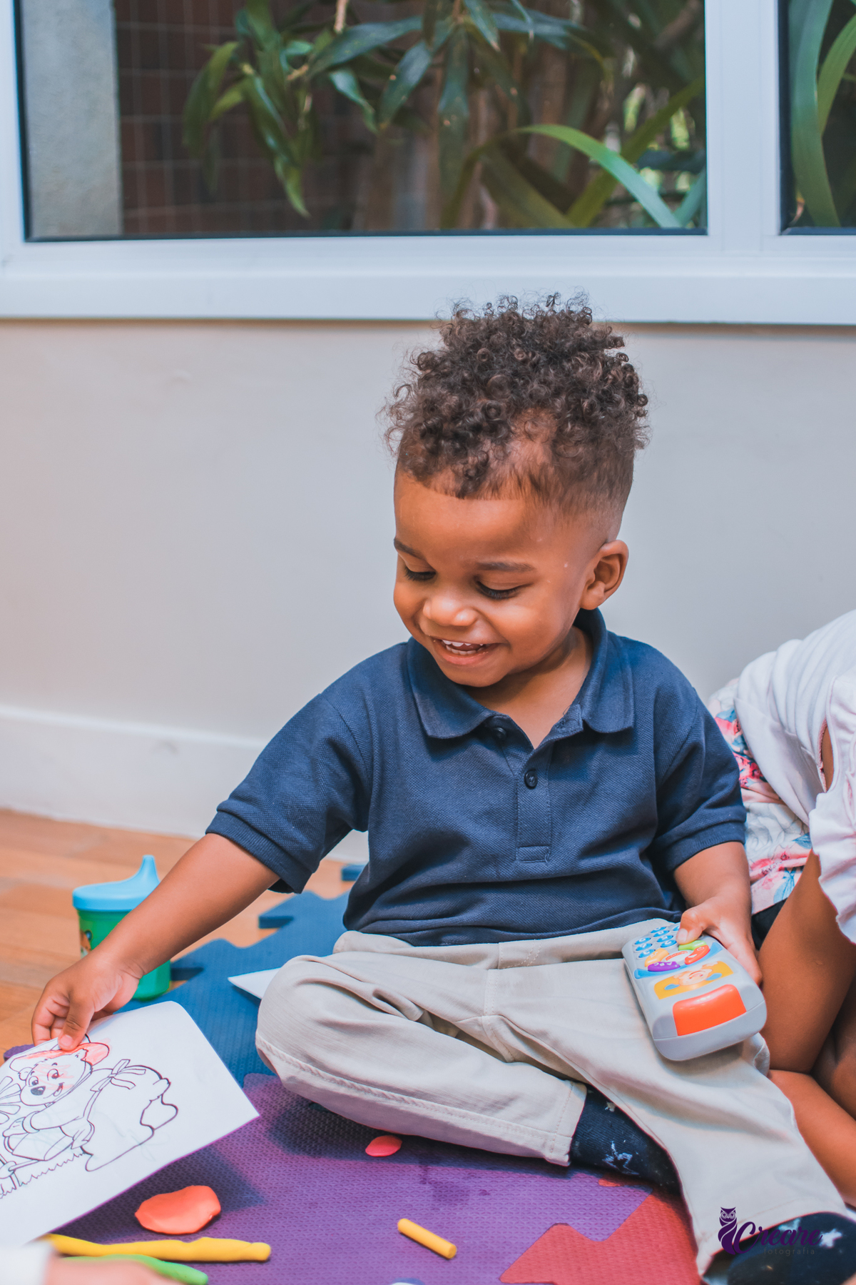 fotografia de aniversário infantil, festa de dois anos de menino. Decoração tema Galinha Pintadinha, festa em casa, fotógrafo em São Bernardo do Campo.