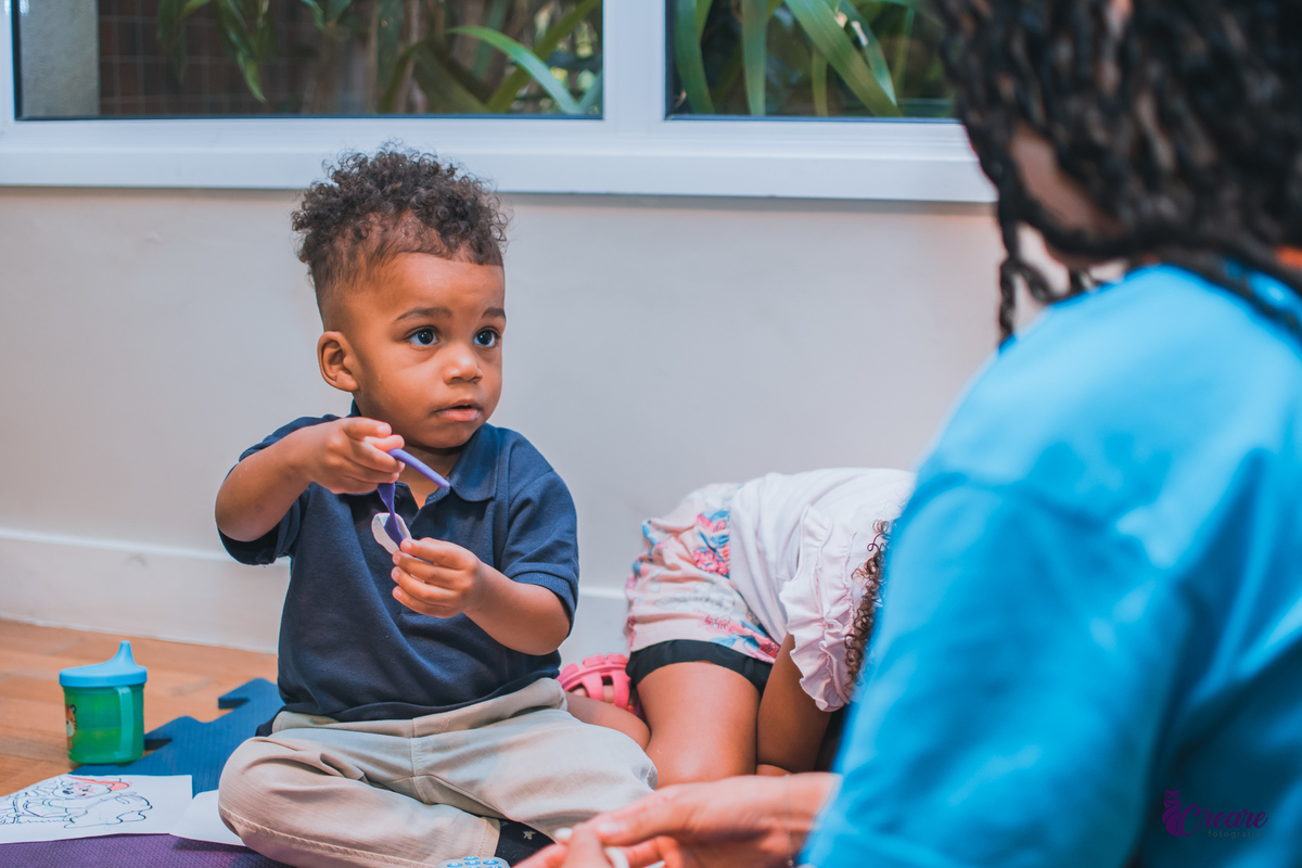 fotografia de aniversário infantil, festa de dois anos de menino. Decoração tema Galinha Pintadinha, festa em casa, fotógrafo em São Bernardo do Campo.