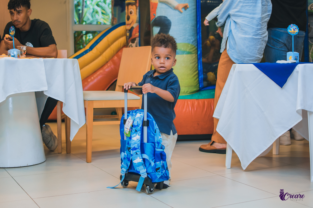 fotografia de aniversário infantil, festa de dois anos de menino. Decoração tema Galinha Pintadinha, festa em casa, fotógrafo em São Bernardo do Campo.