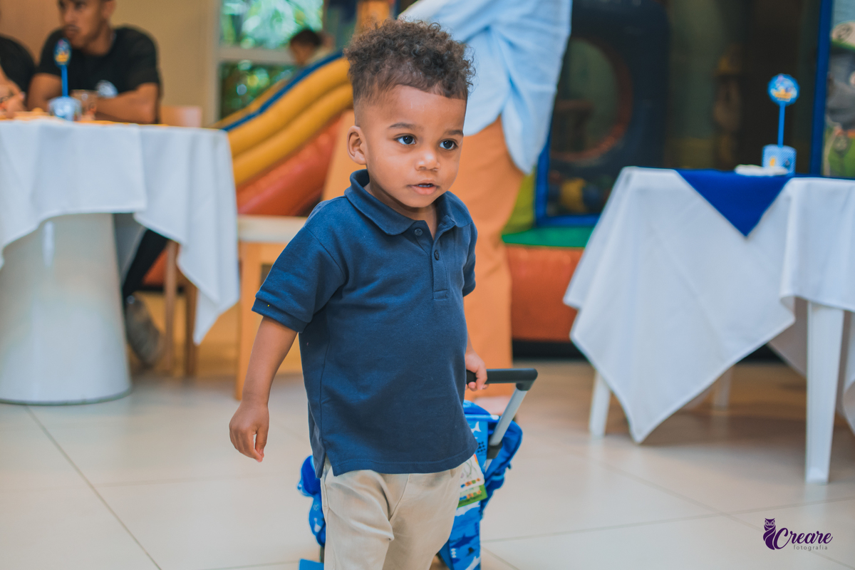 fotografia de aniversário infantil, festa de dois anos de menino. Decoração tema Galinha Pintadinha, festa em casa, fotógrafo em São Bernardo do Campo.