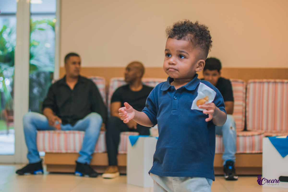 fotografia de aniversário infantil, festa de dois anos de menino. Decoração tema Galinha Pintadinha, festa em casa, fotógrafo em São Bernardo do Campo.