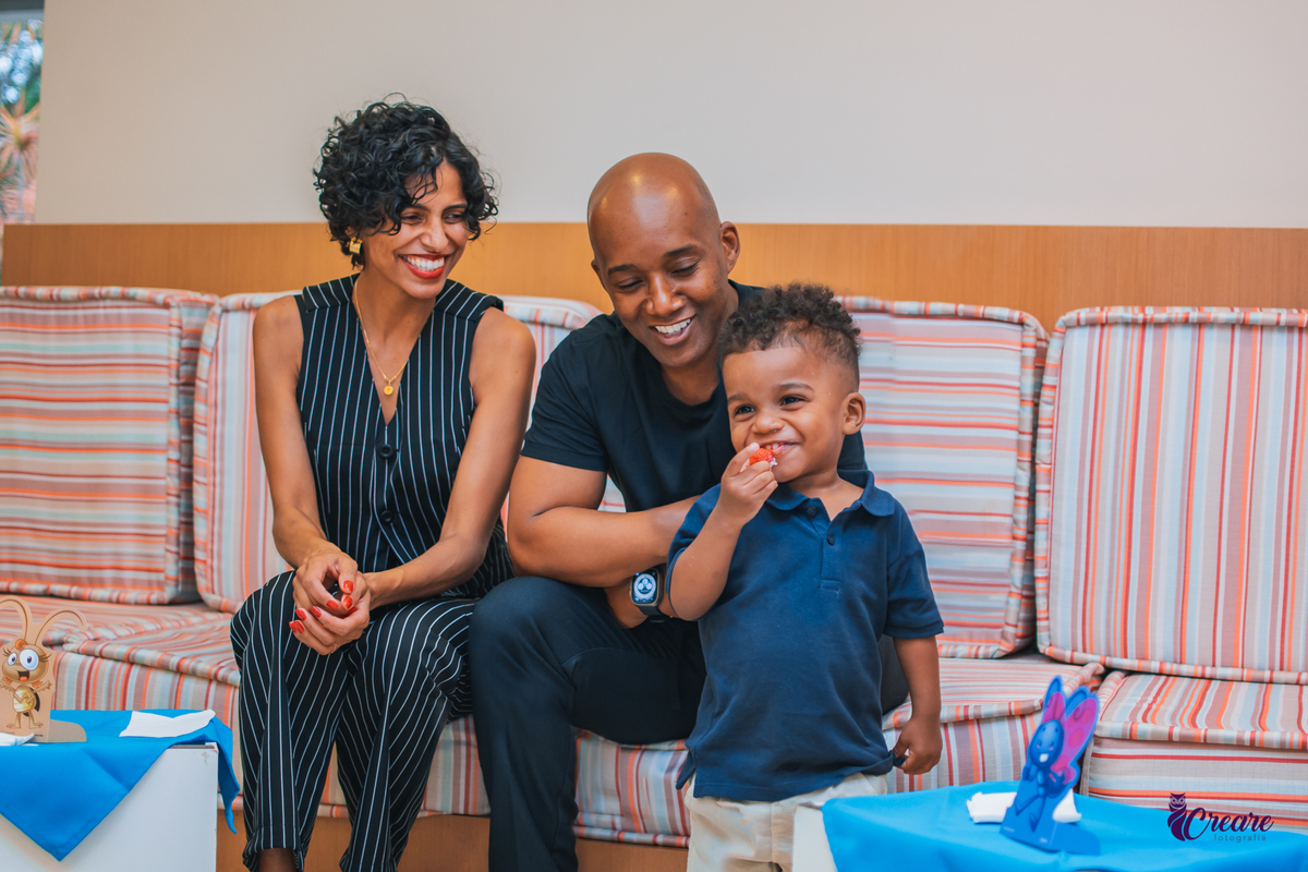 fotografia de aniversário infantil, festa de dois anos de menino. Decoração tema Galinha Pintadinha, festa em casa, fotógrafo em São Bernardo do Campo.