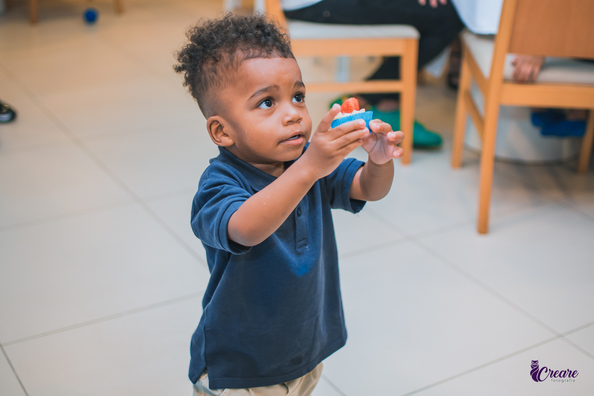 fotografia de aniversário infantil, festa de dois anos de menino. Decoração tema Galinha Pintadinha, festa em casa, fotógrafo em São Bernardo do Campo.