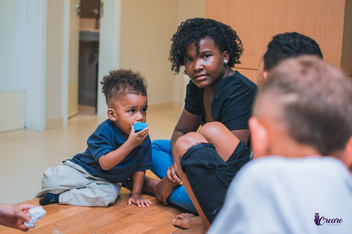 fotografia de aniversário infantil, festa de dois anos de menino. Decoração tema Galinha Pintadinha, festa em casa, fotógrafo em São Bernardo do Campo.