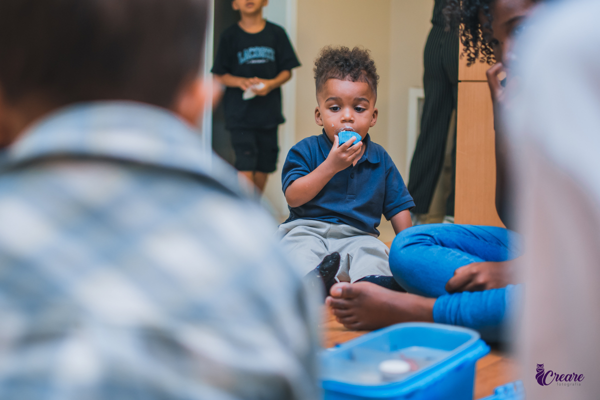fotografia de aniversário infantil, festa de dois anos de menino. Decoração tema Galinha Pintadinha, festa em casa, fotógrafo em São Bernardo do Campo.