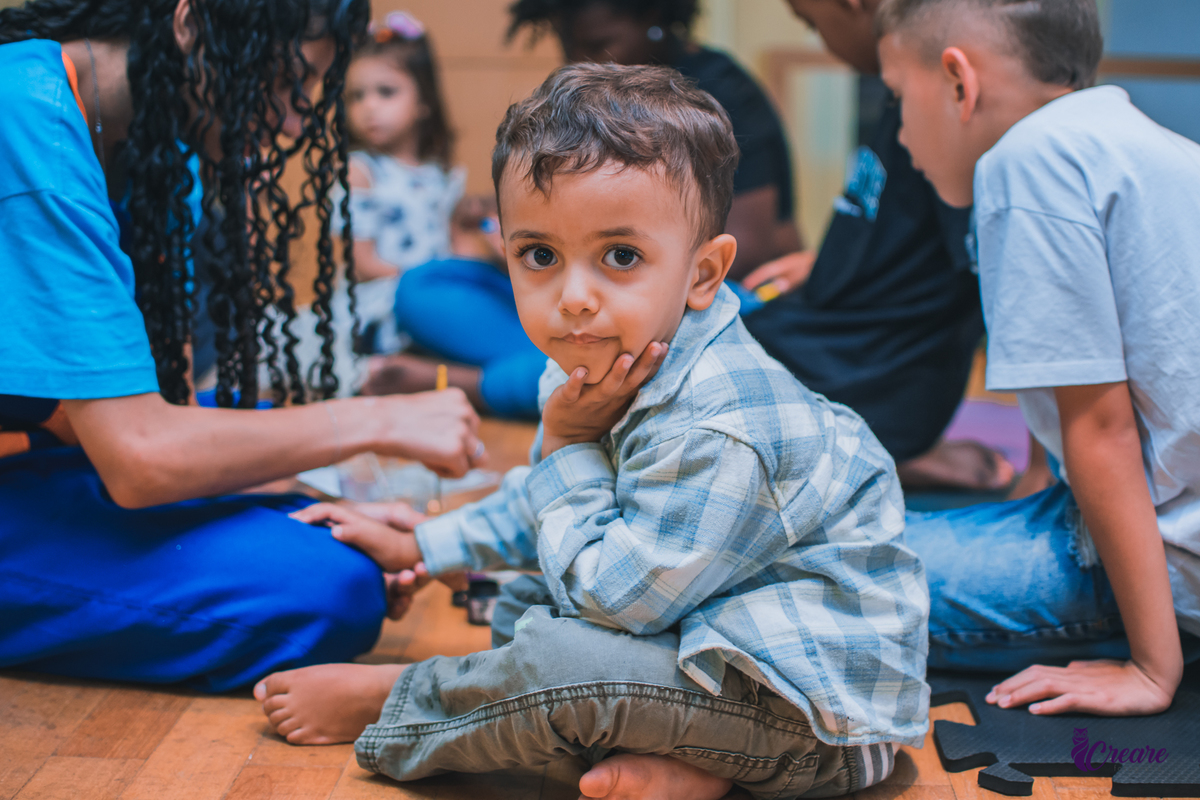 fotografia de aniversário infantil, festa de dois anos de menino. Decoração tema Galinha Pintadinha, festa em casa, fotógrafo em São Bernardo do Campo.