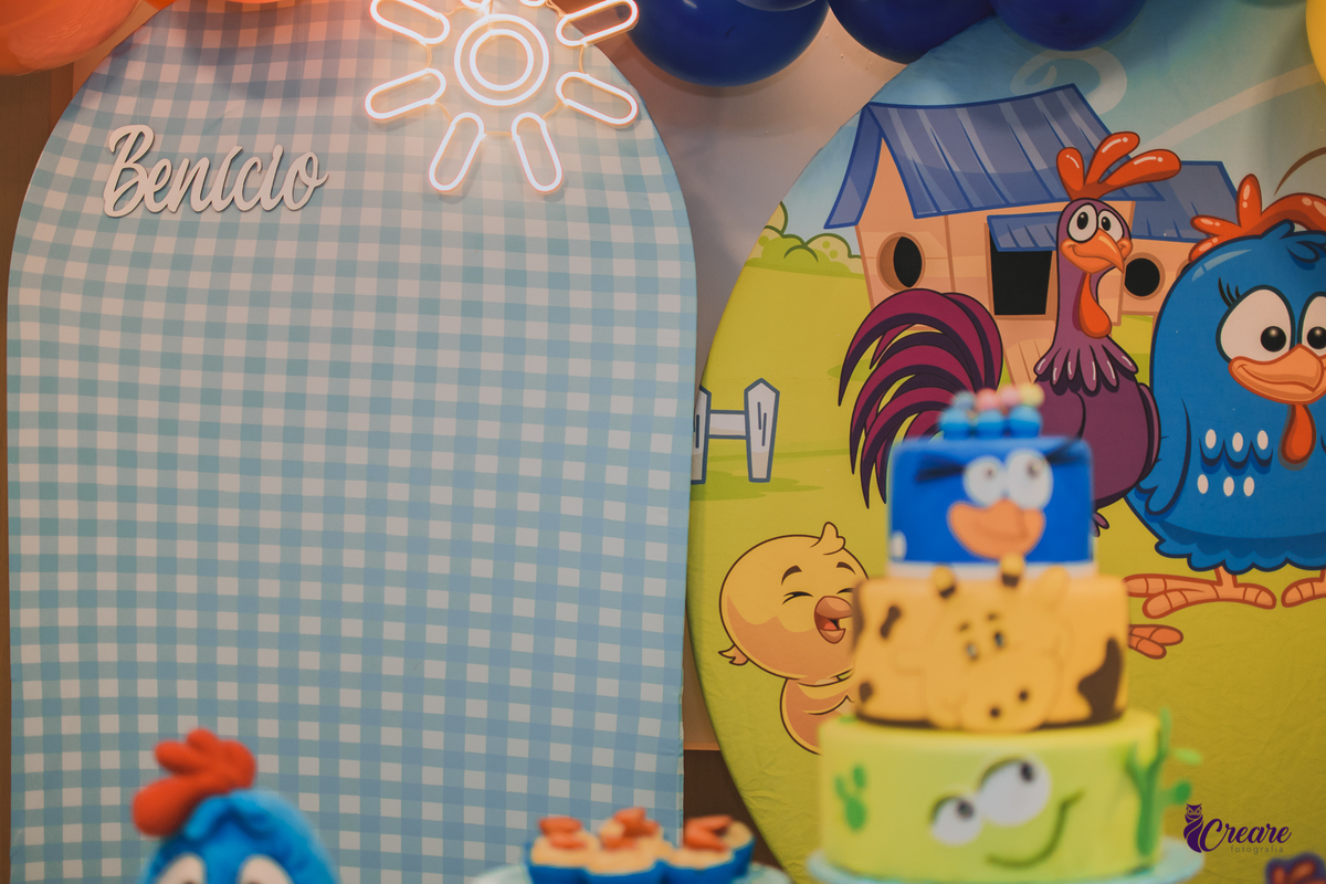 fotografia de aniversário infantil, festa de dois anos de menino. Decoração tema Galinha Pintadinha, festa em casa, fotógrafo em São Bernardo do Campo.