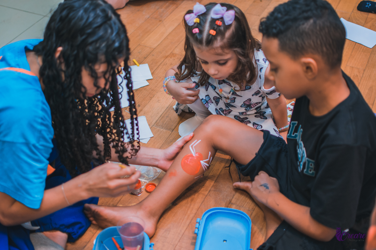 fotografia de aniversário infantil, festa de dois anos de menino. Decoração tema Galinha Pintadinha, festa em casa, fotógrafo em São Bernardo do Campo.