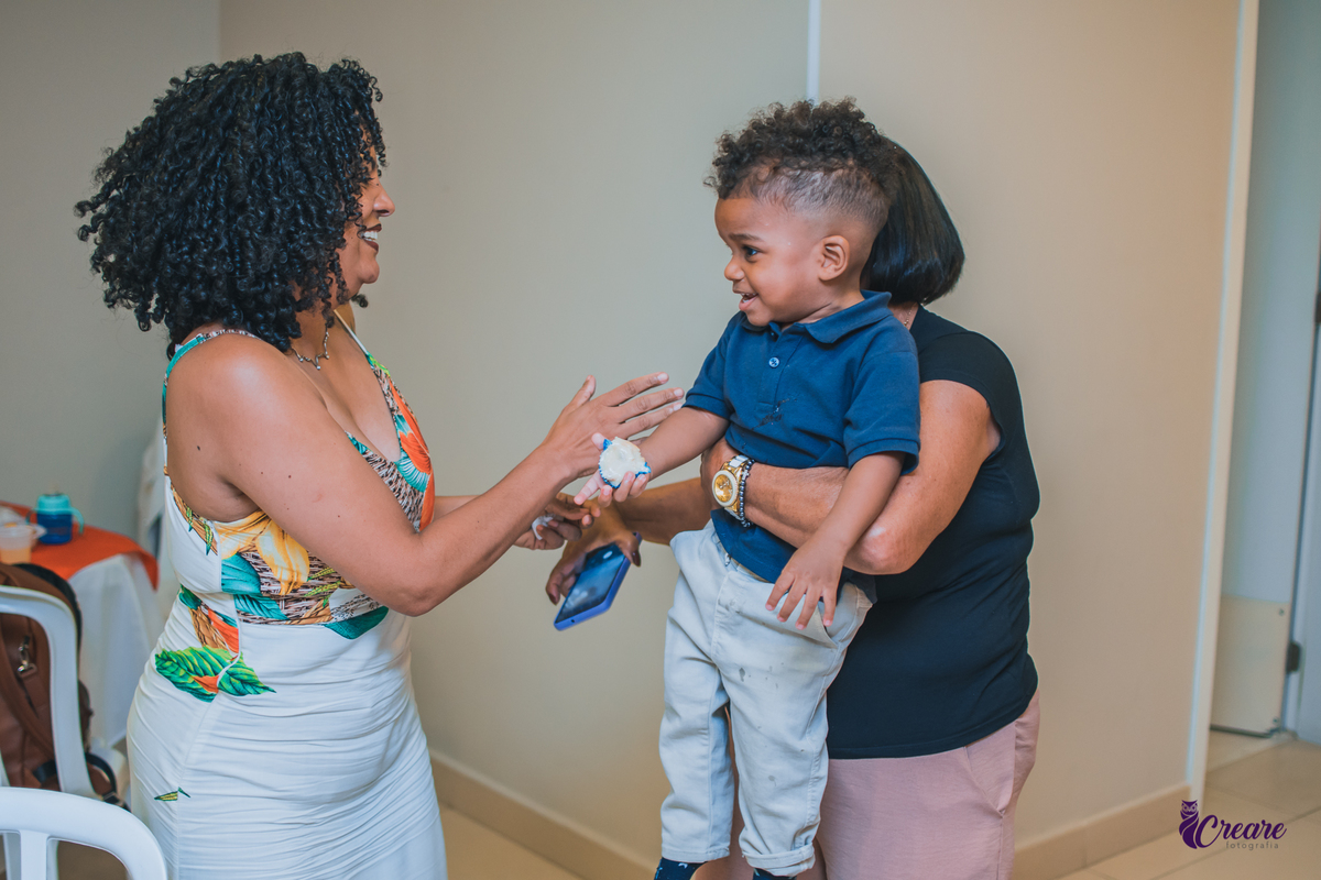 fotografia de aniversário infantil, festa de dois anos de menino. Decoração tema Galinha Pintadinha, festa em casa, fotógrafo em São Bernardo do Campo.