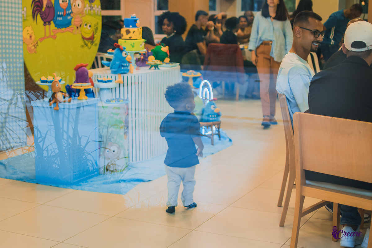 fotografia de aniversário infantil, festa de dois anos de menino. Decoração tema Galinha Pintadinha, festa em casa, fotógrafo em São Bernardo do Campo.
