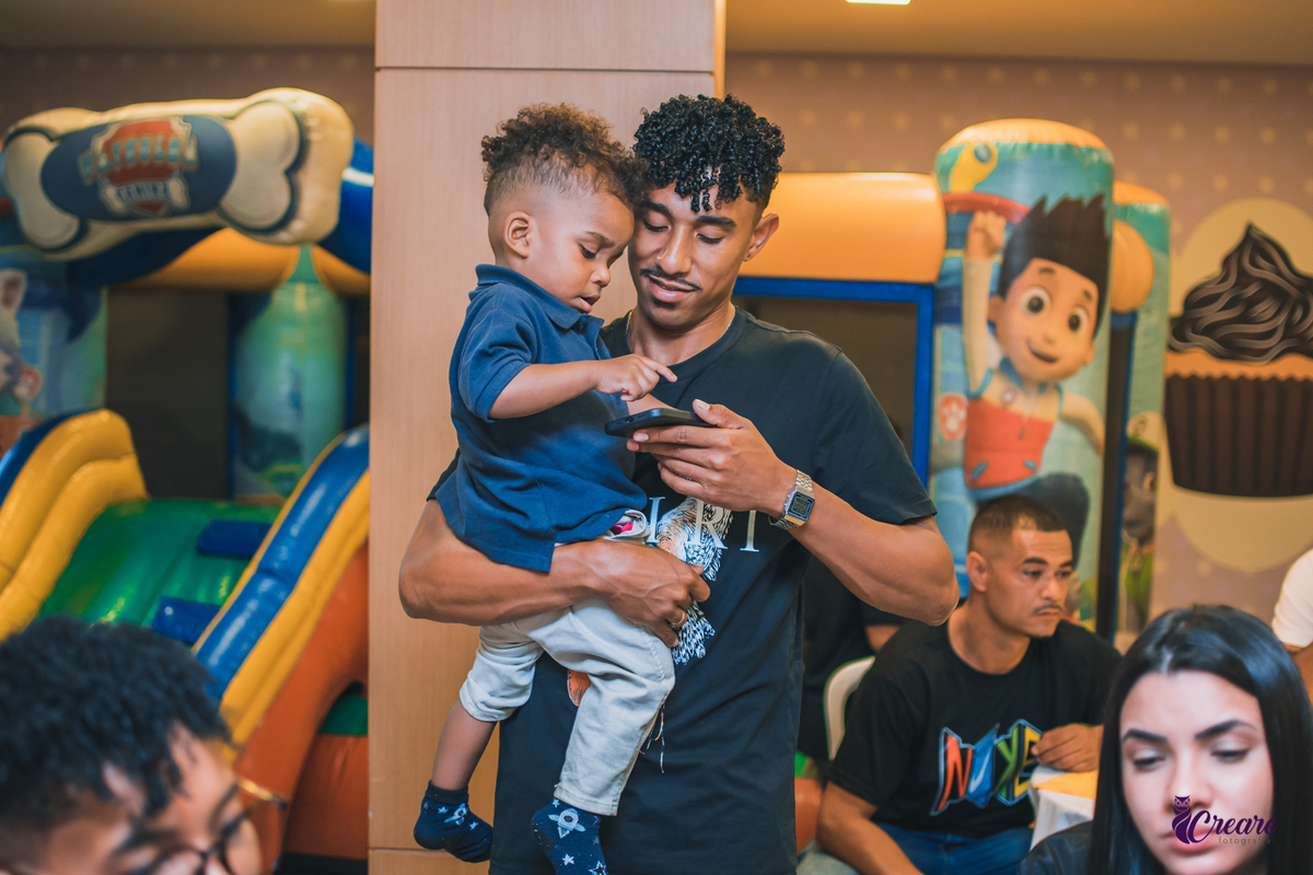 fotografia de aniversário infantil, festa de dois anos de menino. Decoração tema Galinha Pintadinha, festa em casa, fotógrafo em São Bernardo do Campo.