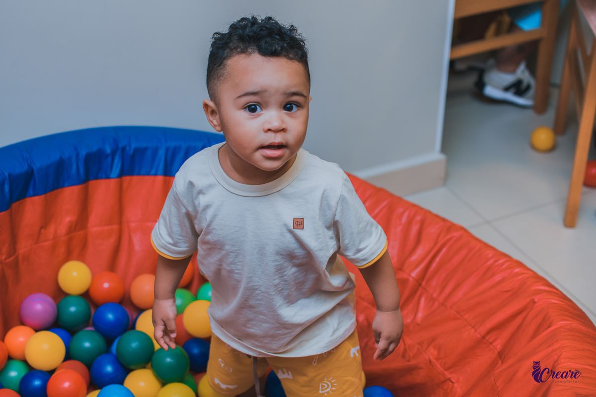 fotografia de aniversário infantil, festa de dois anos de menino. Decoração tema Galinha Pintadinha, festa em casa, fotógrafo em São Bernardo do Campo.
