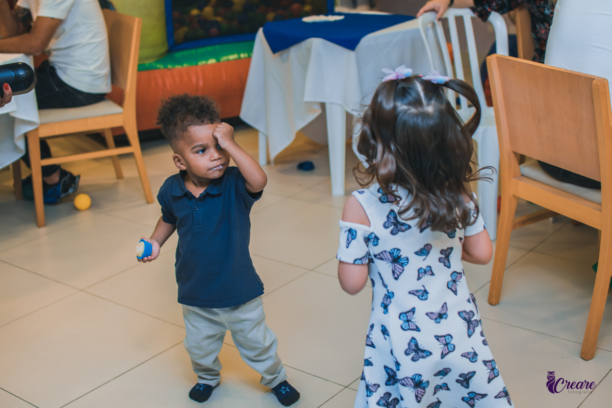 fotografia de aniversário infantil, festa de dois anos de menino. Decoração tema Galinha Pintadinha, festa em casa, fotógrafo em São Bernardo do Campo.
