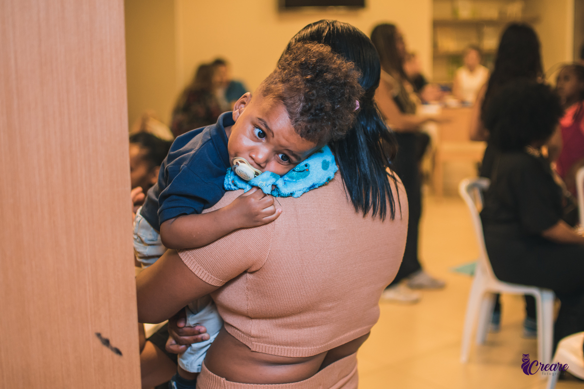 fotografia de aniversário infantil, festa de dois anos de menino. Decoração tema Galinha Pintadinha, festa em casa, fotógrafo em São Bernardo do Campo.