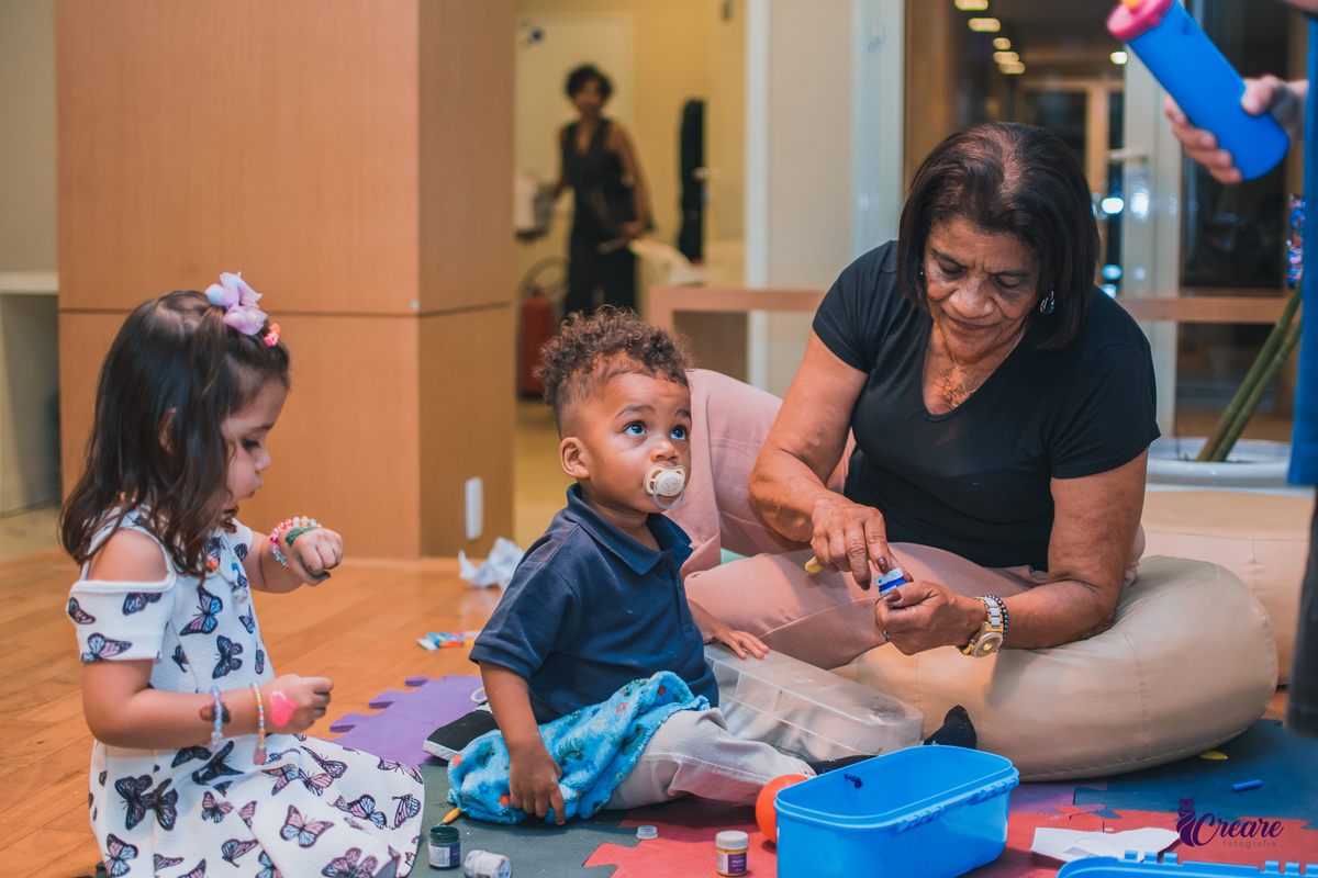 fotografia de aniversário infantil, festa de dois anos de menino. Decoração tema Galinha Pintadinha, festa em casa, fotógrafo em São Bernardo do Campo.