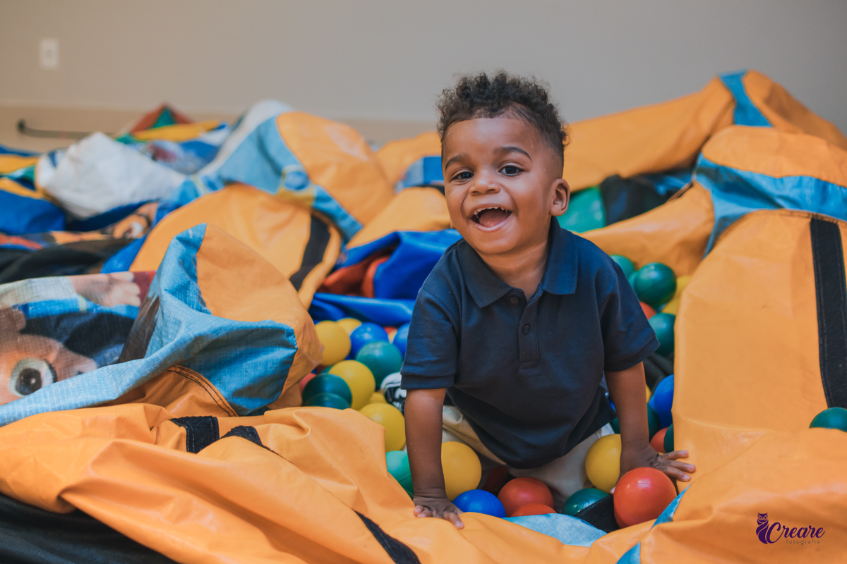 fotografia de aniversário infantil, festa de dois anos de menino. Decoração tema Galinha Pintadinha, festa em casa, fotógrafo em São Bernardo do Campo.