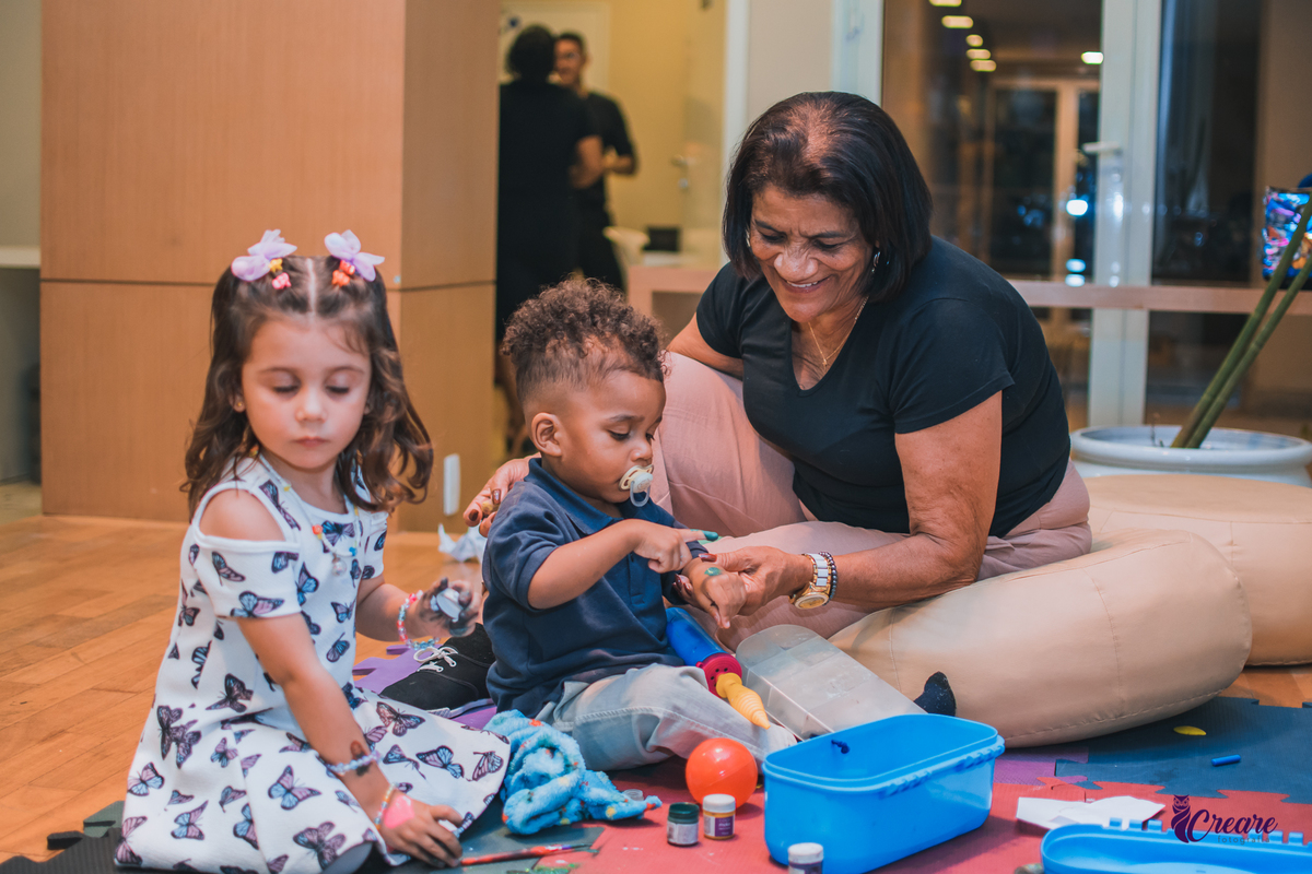 fotografia de aniversário infantil, festa de dois anos de menino. Decoração tema Galinha Pintadinha, festa em casa, fotógrafo em São Bernardo do Campo.