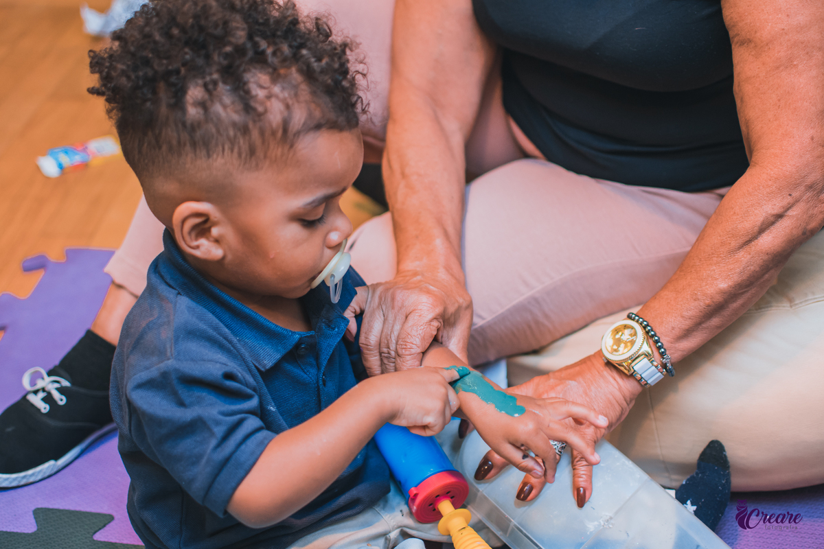 fotografia de aniversário infantil, festa de dois anos de menino. Decoração tema Galinha Pintadinha, festa em casa, fotógrafo em São Bernardo do Campo.