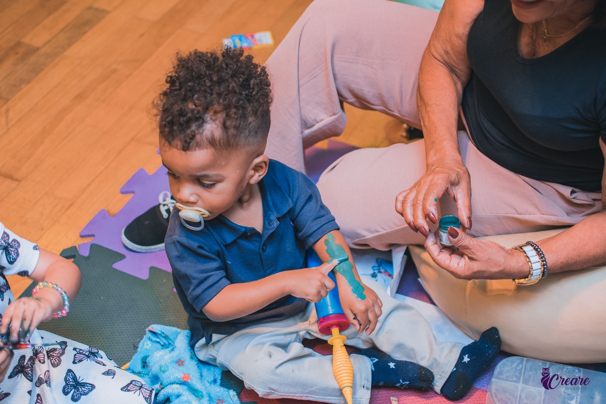 fotografia de aniversário infantil, festa de dois anos de menino. Decoração tema Galinha Pintadinha, festa em casa, fotógrafo em São Bernardo do Campo.