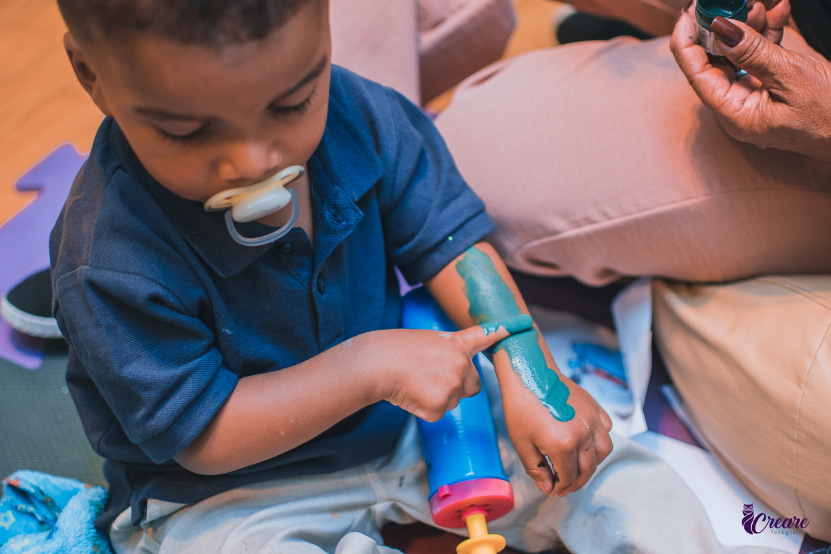fotografia de aniversário infantil, festa de dois anos de menino. Decoração tema Galinha Pintadinha, festa em casa, fotógrafo em São Bernardo do Campo.