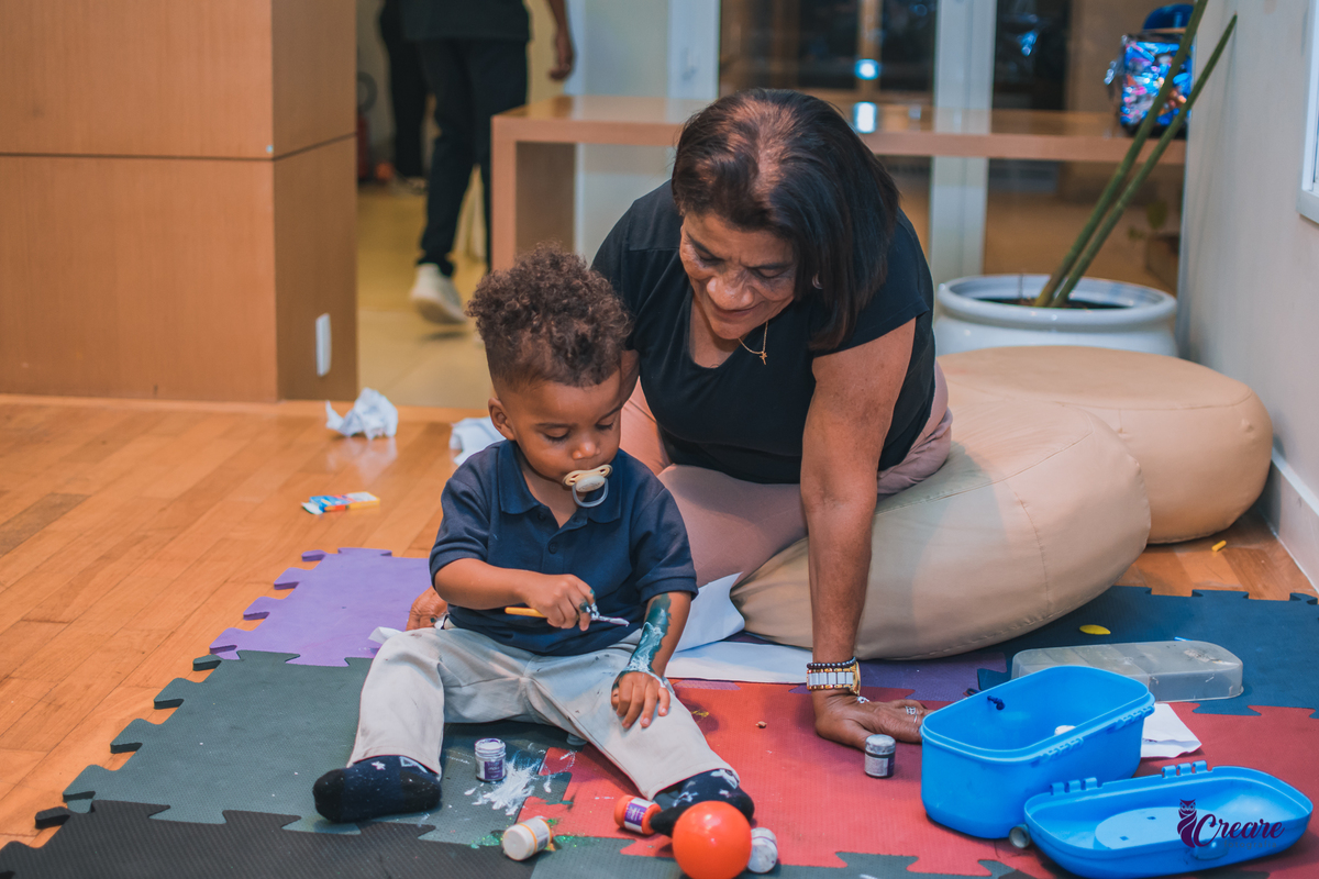 fotografia de aniversário infantil, festa de dois anos de menino. Decoração tema Galinha Pintadinha, festa em casa, fotógrafo em São Bernardo do Campo.