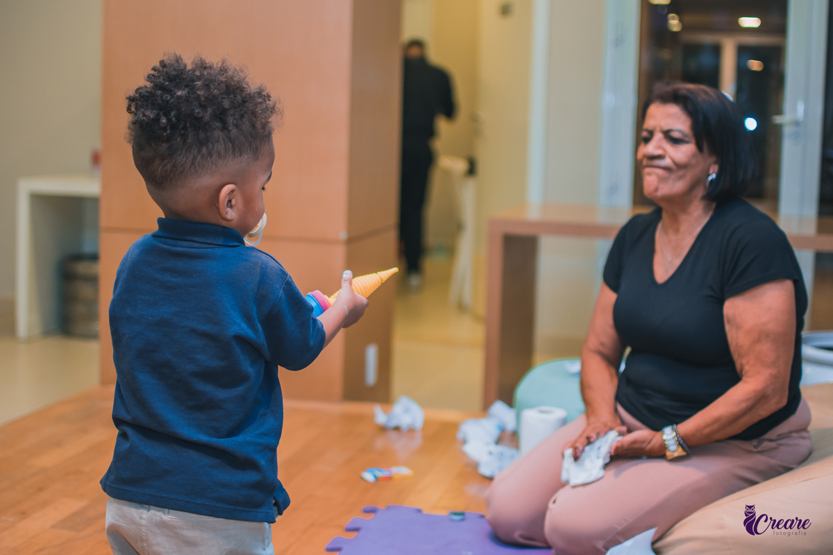 fotografia de aniversário infantil, festa de dois anos de menino. Decoração tema Galinha Pintadinha, festa em casa, fotógrafo em São Bernardo do Campo.