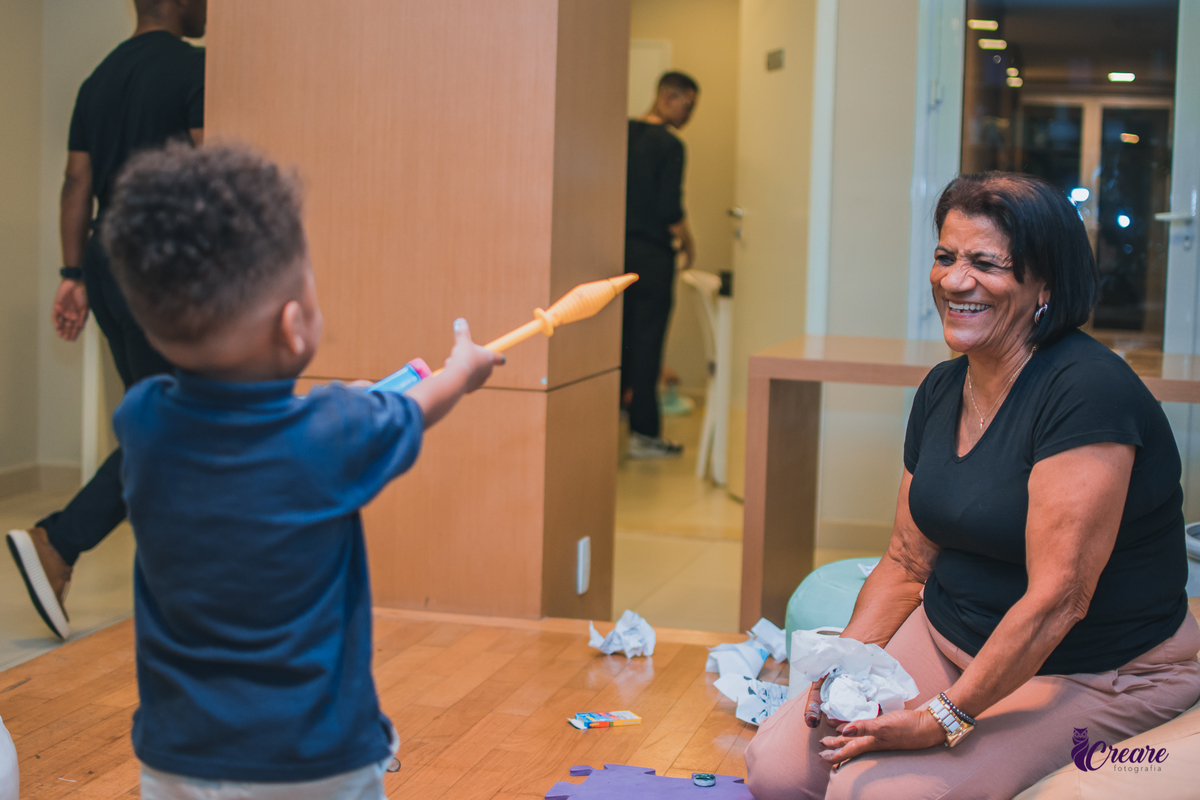 fotografia de aniversário infantil, festa de dois anos de menino. Decoração tema Galinha Pintadinha, festa em casa, fotógrafo em São Bernardo do Campo.