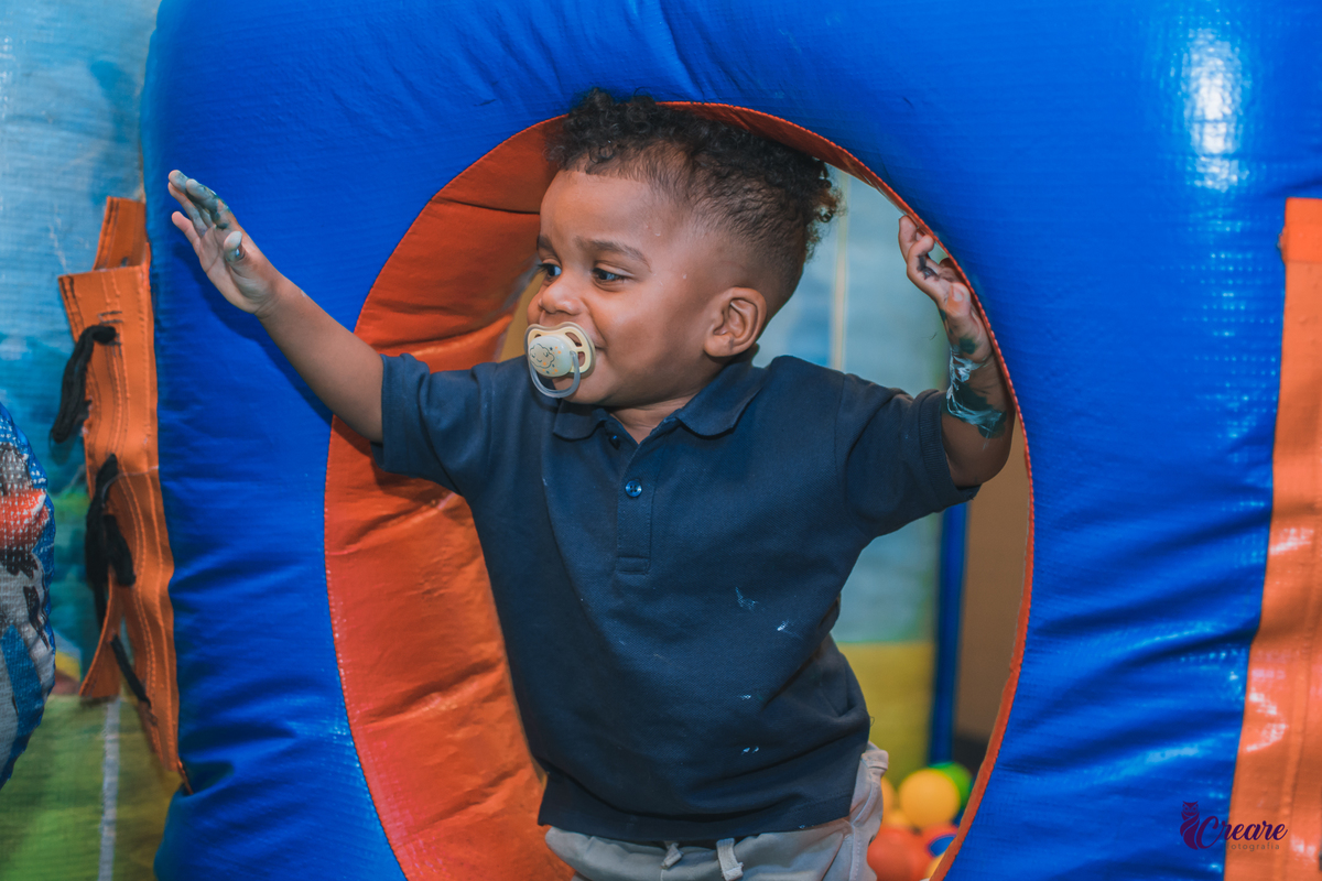 fotografia de aniversário infantil, festa de dois anos de menino. Decoração tema Galinha Pintadinha, festa em casa, fotógrafo em São Bernardo do Campo.