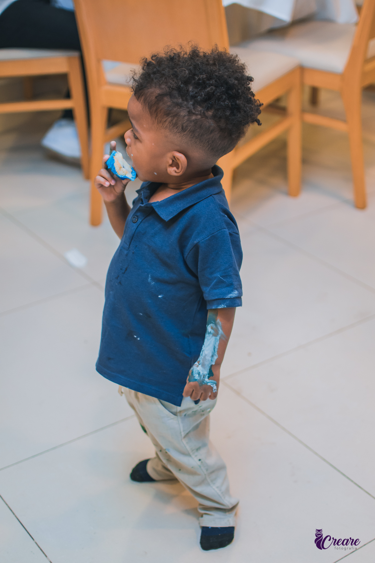 fotografia de aniversário infantil, festa de dois anos de menino. Decoração tema Galinha Pintadinha, festa em casa, fotógrafo em São Bernardo do Campo.