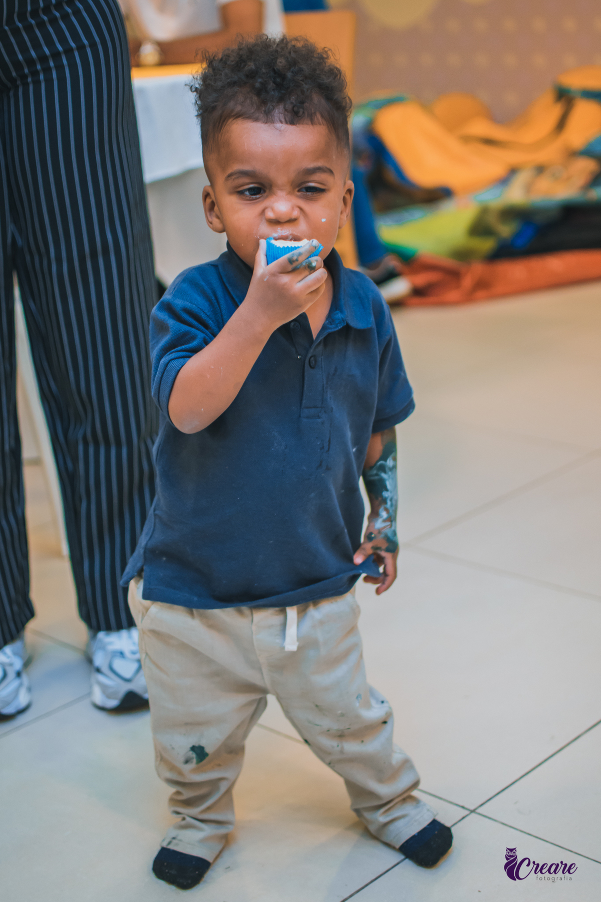 fotografia de aniversário infantil, festa de dois anos de menino. Decoração tema Galinha Pintadinha, festa em casa, fotógrafo em São Bernardo do Campo.