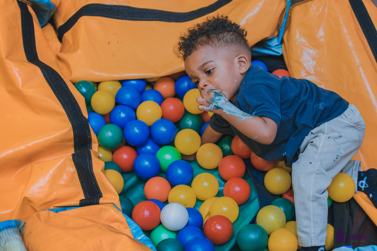 fotografia de aniversário infantil, festa de dois anos de menino. Decoração tema Galinha Pintadinha, festa em casa, fotógrafo em São Bernardo do Campo.