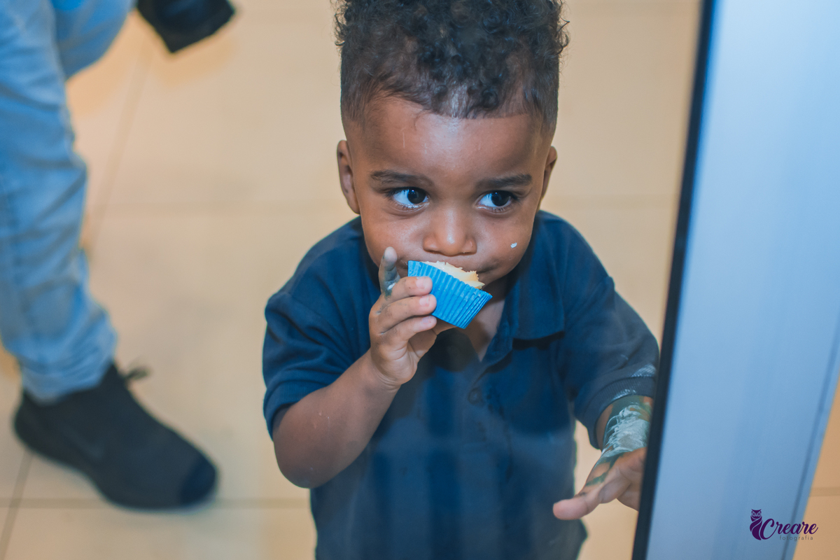 fotografia de aniversário infantil, festa de dois anos de menino. Decoração tema Galinha Pintadinha, festa em casa, fotógrafo em São Bernardo do Campo.