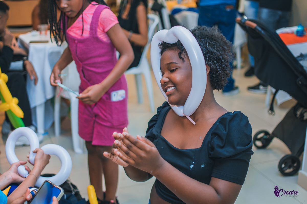 fotografia de aniversário infantil, festa de dois anos de menino. Decoração tema Galinha Pintadinha, festa em casa, fotógrafo em São Bernardo do Campo.