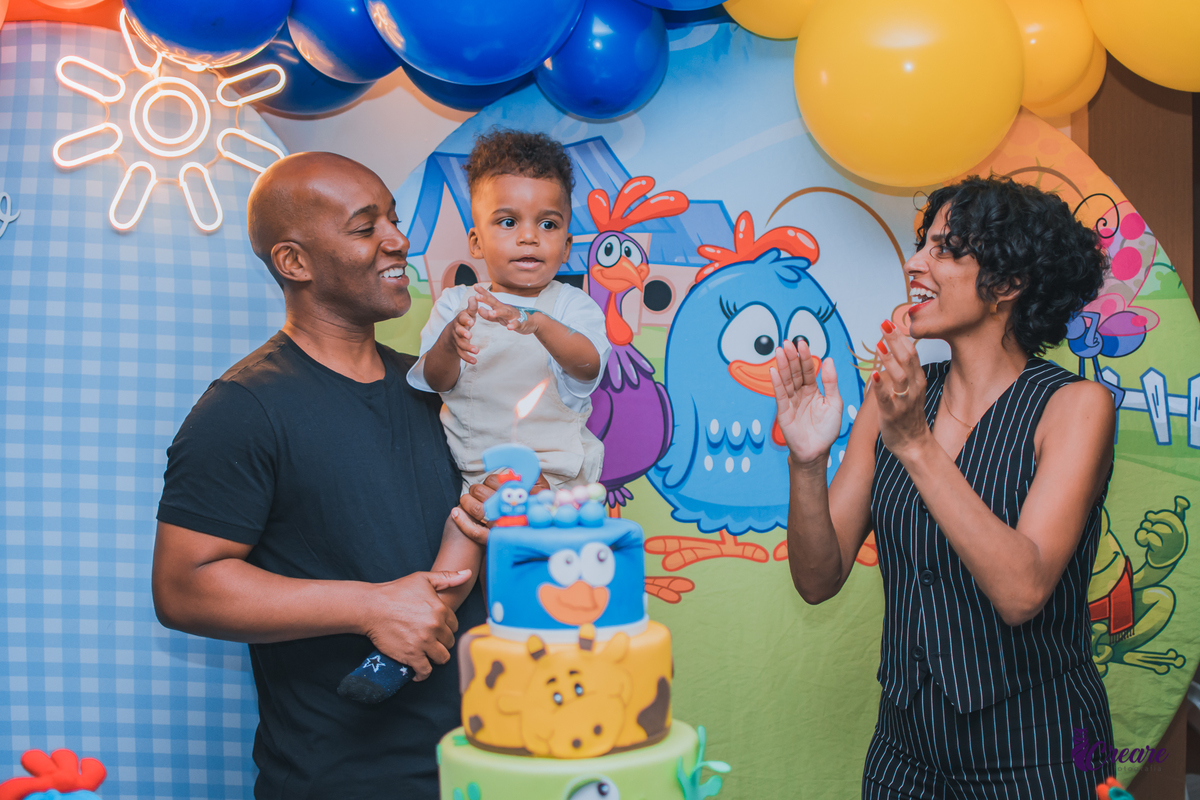 fotografia de aniversário infantil, festa de dois anos de menino. Decoração tema Galinha Pintadinha, festa em casa, fotógrafo em São Bernardo do Campo.