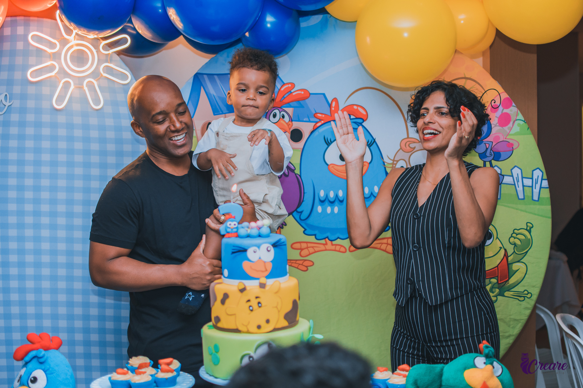 fotografia de aniversário infantil, festa de dois anos de menino. Decoração tema Galinha Pintadinha, festa em casa, fotógrafo em São Bernardo do Campo.