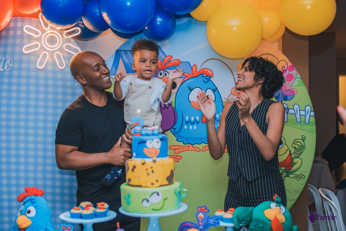 fotografia de aniversário infantil, festa de dois anos de menino. Decoração tema Galinha Pintadinha, festa em casa, fotógrafo em São Bernardo do Campo.