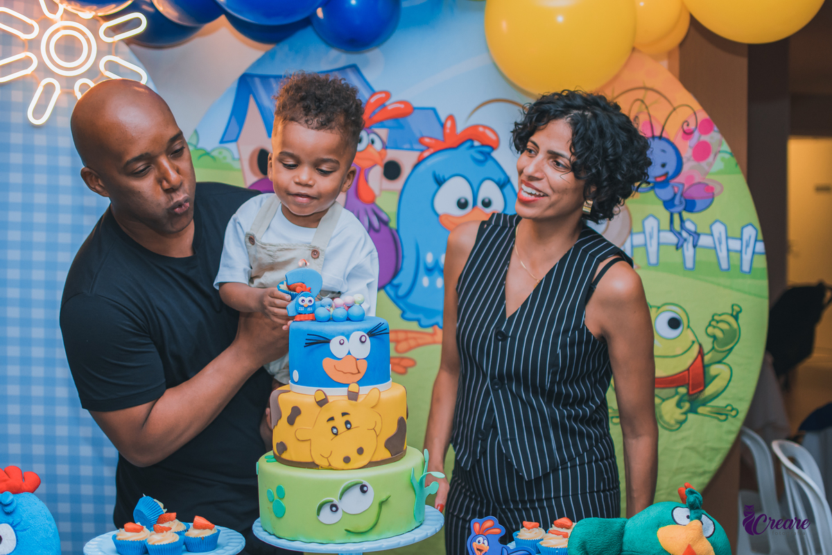 fotografia de aniversário infantil, festa de dois anos de menino. Decoração tema Galinha Pintadinha, festa em casa, fotógrafo em São Bernardo do Campo.