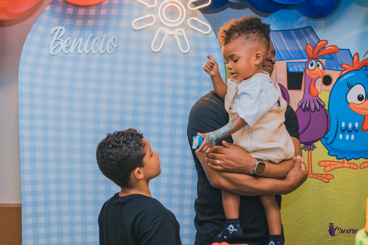fotografia de aniversário infantil, festa de dois anos de menino. Decoração tema Galinha Pintadinha, festa em casa, fotógrafo em São Bernardo do Campo.