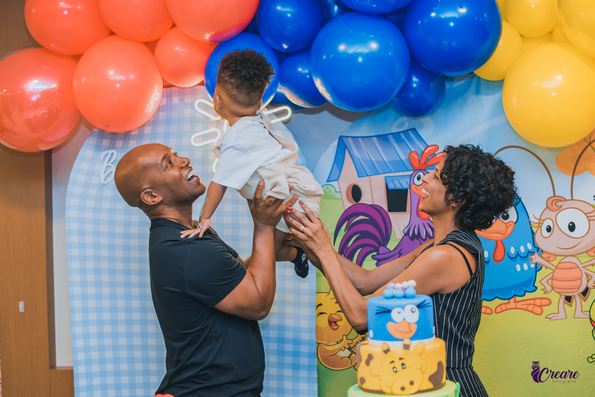 fotografia de aniversário infantil, festa de dois anos de menino. Decoração tema Galinha Pintadinha, festa em casa, fotógrafo em São Bernardo do Campo.