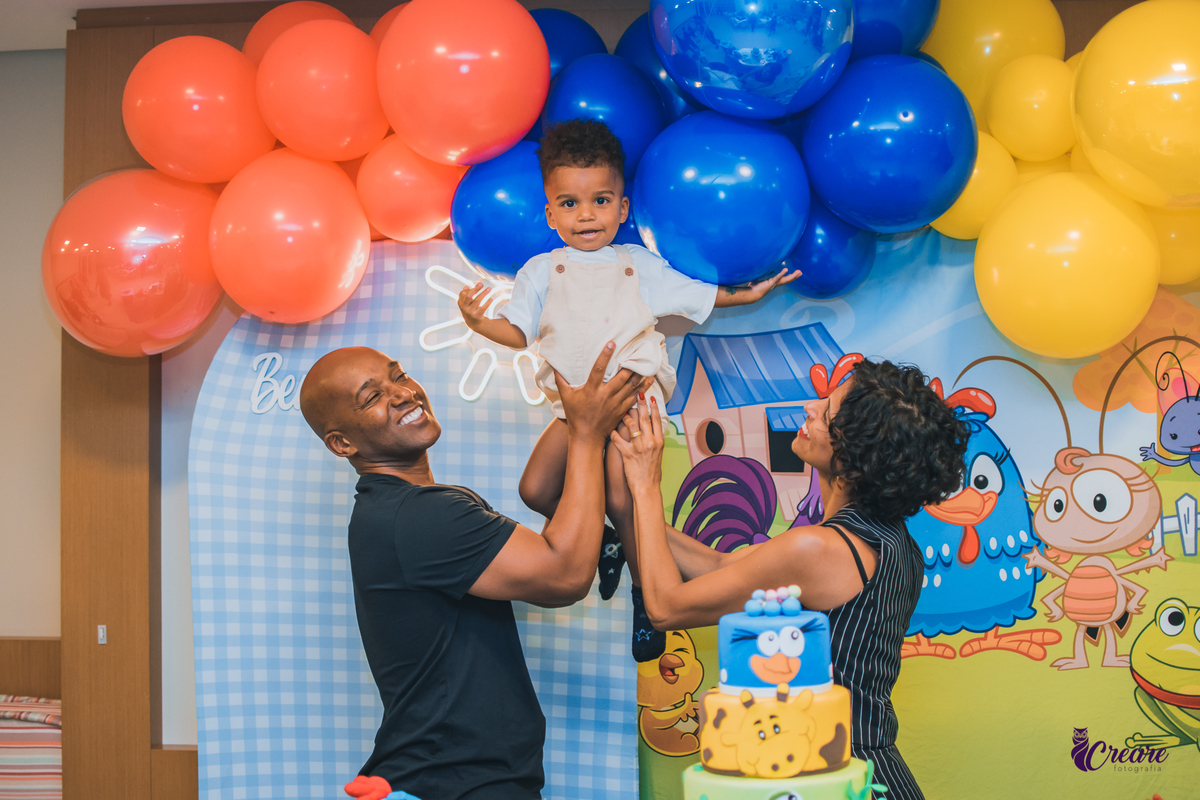 fotografia de aniversário infantil, festa de dois anos de menino. Decoração tema Galinha Pintadinha, festa em casa, fotógrafo em São Bernardo do Campo.